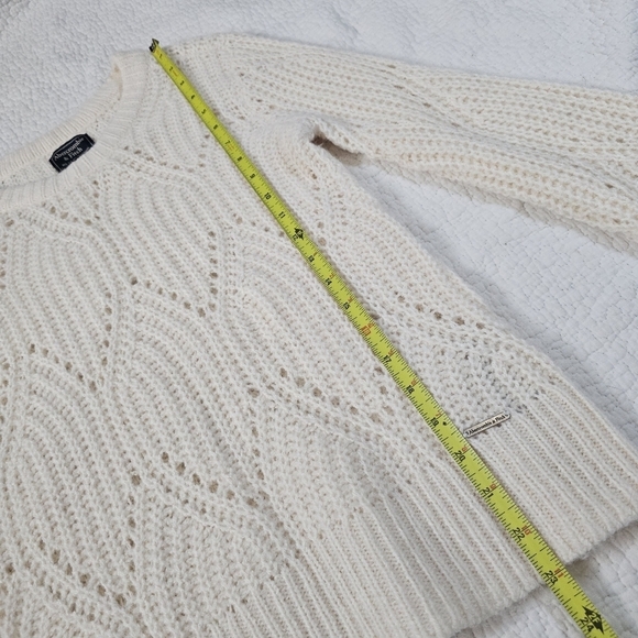 Abercrombie & Fitch Women's Wool Alpaca-Blend Crew Knit Sweater - Picture 4 of 9